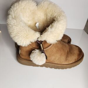 UGG Bailey ll Button Chestnut Winter Boots Size 8